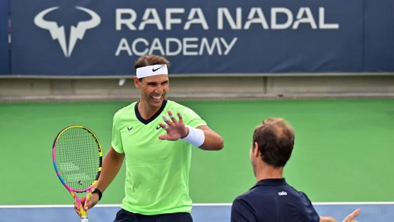 Rafa Nadal exhibición en Las Vegas: el tenista español sonríe con su raqueta en una pista de su academia