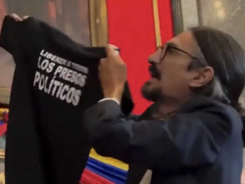 Rafael Cuevas, profesor de la ULA, con la camisa por los presos políticos Venezuela en el Aula Magna de Mérida