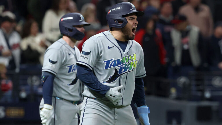 Jugador de los Tampa Bay Rays celebra la victoria 7-3 sobre los Guardians en el Juego 4 de la Serie de Campeonato de la Liga Americana