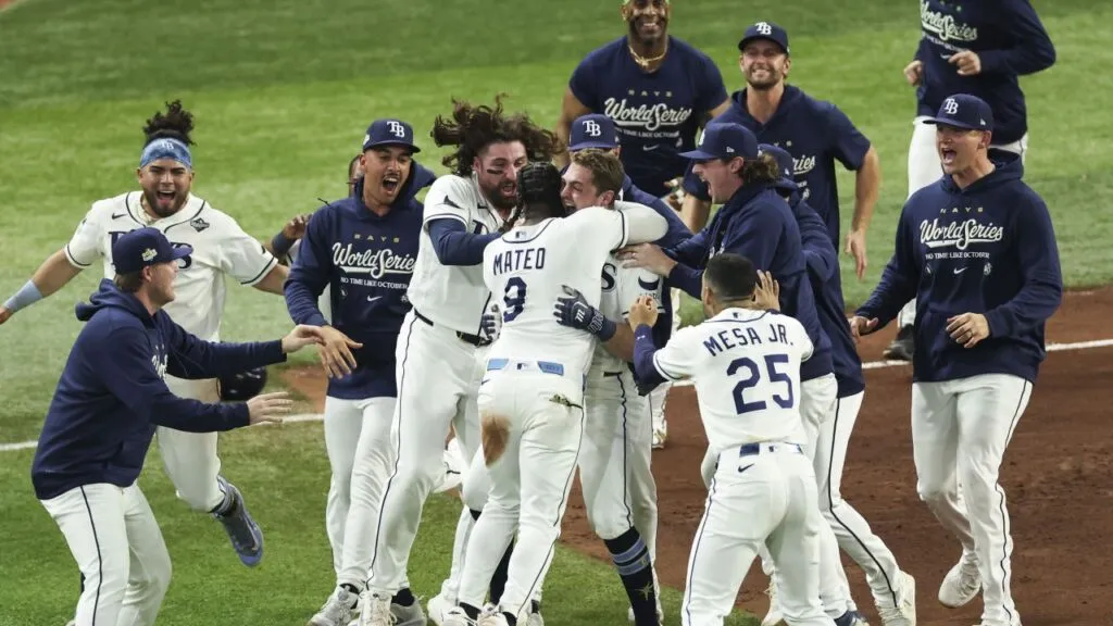 Rays vencen a los Cerveceros: la celebración de Tampa Bay tras dejar en el terreno a Milwaukee en la duodécima entrada del Juego 4