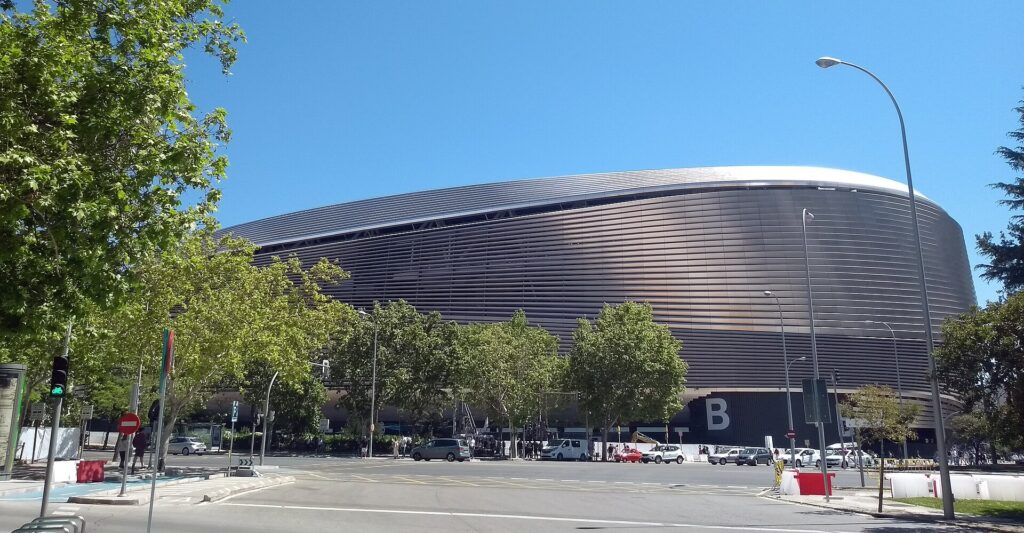 El exterior del estadio Santiago Bernabéu de Madrid, escenario del Real Madrid 4-1 RB Leipzig de la Champions League