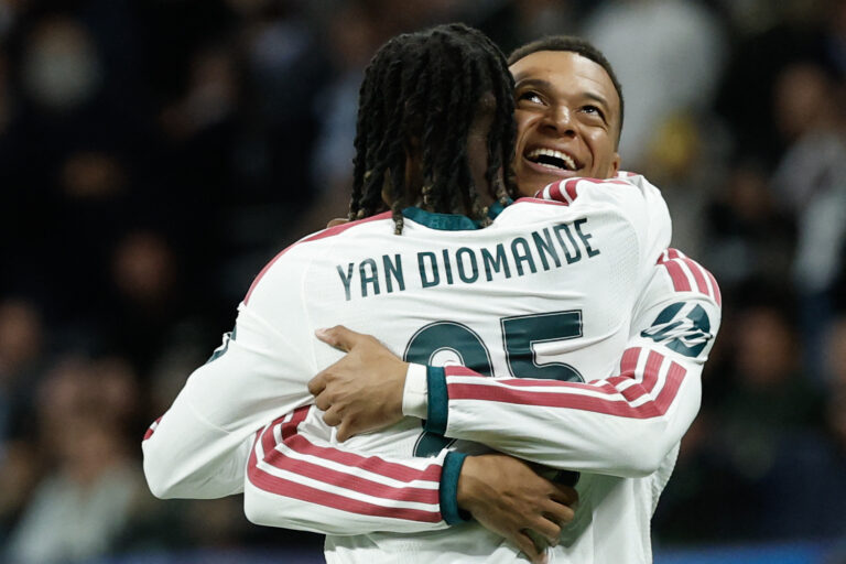 Kylian Mbappé abraza a Yan Diomande tras un gol del Real Madrid al Clásico, los dos delanteros suman seis de los doce goles blancos