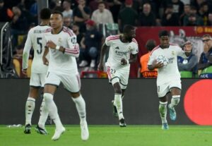 remontada del Real Madrid en Roma: Endrick y Antonio Rüdiger corren a celebrar junto a Kylian Mbappé y Jude Bellingham en el estadio Olímpico