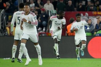 remontada del Real Madrid en Roma: Endrick y Antonio Rüdiger corren a celebrar junto a Kylian Mbappé y Jude Bellingham en el estadio Olímpico