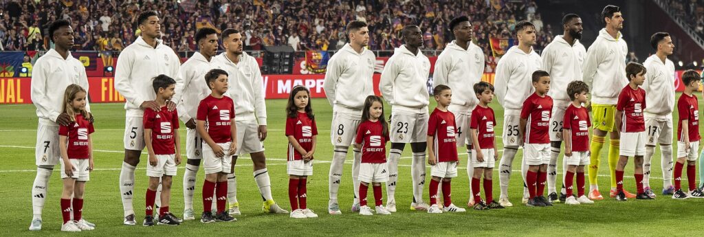 La formación del Real Madrid antes de un partido, con Vinicius Júnior y Jude Bellingham, en la previa del Real Madrid vs Leipzig en vivo de Champions League