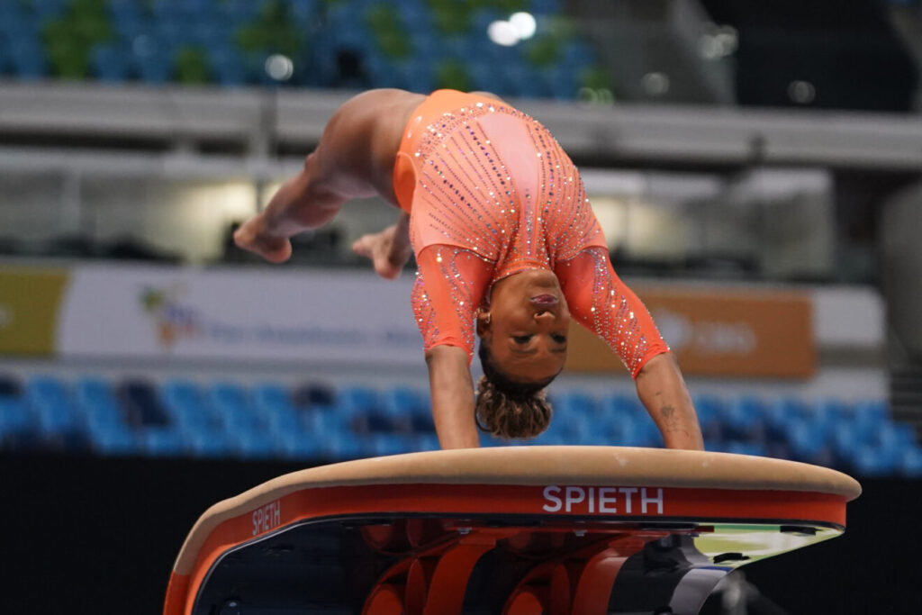 Rebeca Andrade oro en salto: la gimnasta brasileña en plena ejecución de un salto en su temporada de regreso
