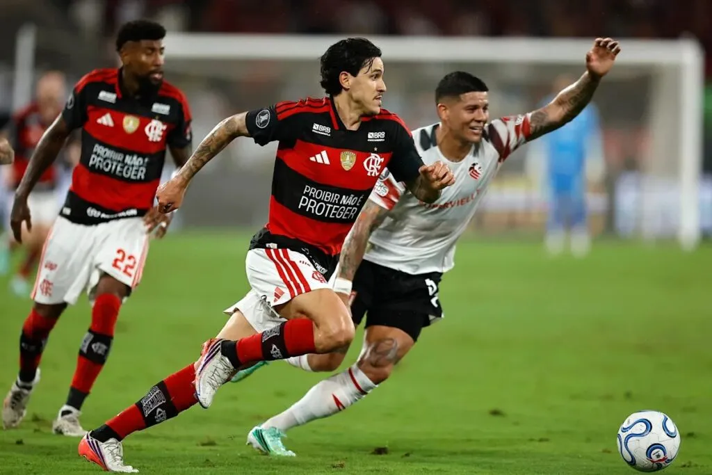 Reclamo del Flamengo ante la Conmebol: un jugador del Flamengo disputa el balón con uno de Estudiantes en la semifinal de la Libertadores en el Maracaná