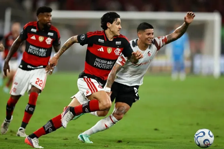 Reclamo del Flamengo ante la Conmebol: un jugador del Flamengo disputa el balón con uno de Estudiantes en la semifinal de la Libertadores en el Maracaná