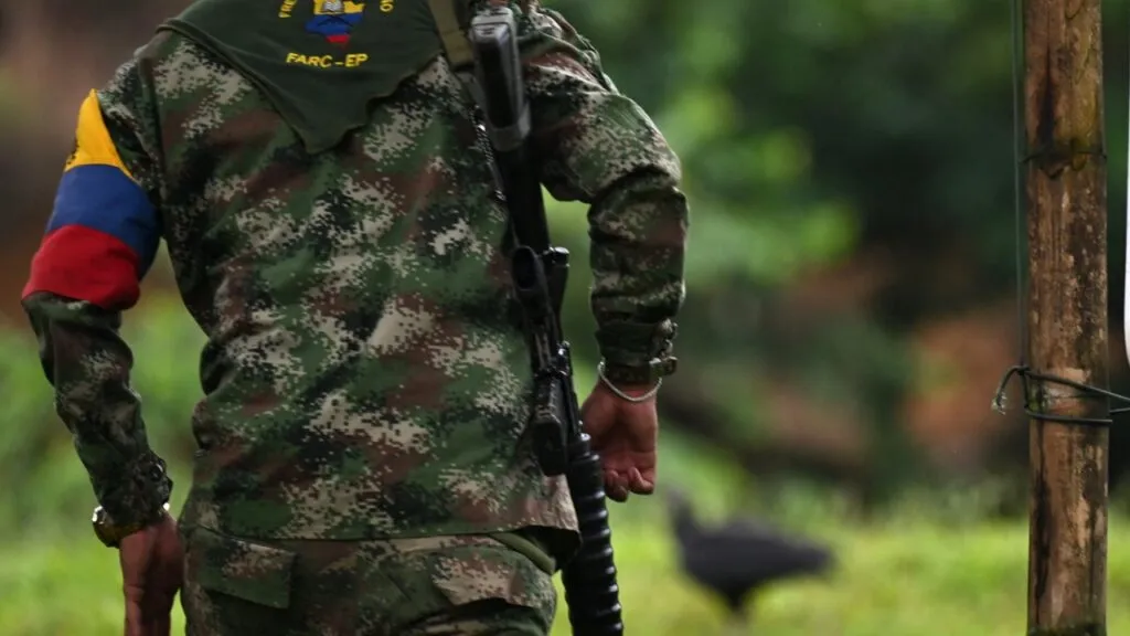 Reclutamiento de menores en el Huila: combatiente de las disidencias de las Farc con pañoleta de las FARC-EP y brazalete de Colombia