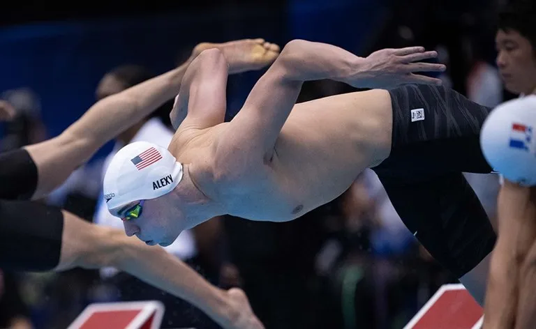 El récord de Jack Alexy llegó en los Trials de Westmont: el nadador estadounidense, con su nombre en el gorro, en plena salida de los 100 libre