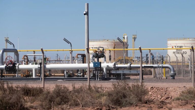Récord de producción de petróleo en Argentina: oleoductos y tanques de almacenamiento en el yacimiento de Vaca Muerta, en Neuquén