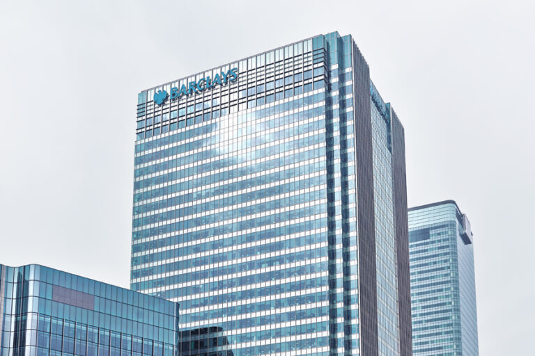 Recortes en Barclays: la torre de la sede central del banco en Canary Wharf, Londres, con el logotipo de Barclays