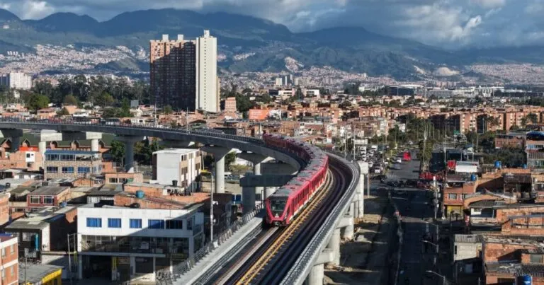 Recursos del Metro de Bogotá: un tren de la Línea 1 durante las pruebas sobre el viaducto elevado en el suroccidente de Bogotá