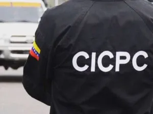 Funcionario del Cicpc de espaldas durante el operativo contra la red de estafadores en Caracas