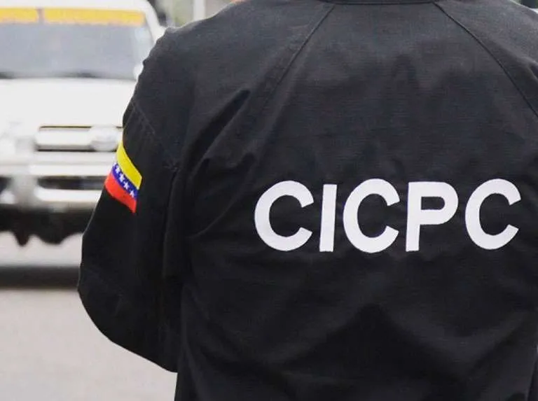 Funcionario del Cicpc de espaldas durante el operativo contra la red de estafadores en Caracas