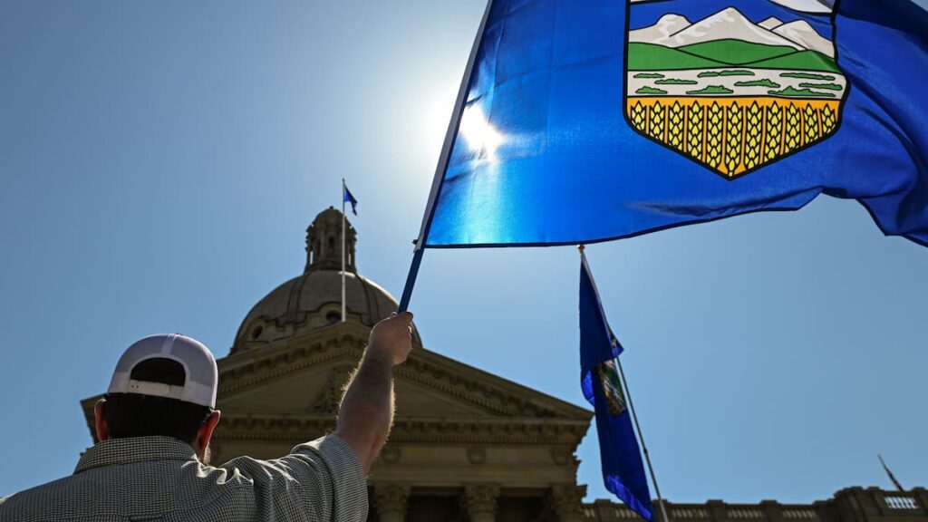 Bandera de Alberta frente a la legislatura provincial durante la jornada del referendo de independencia de Canadá