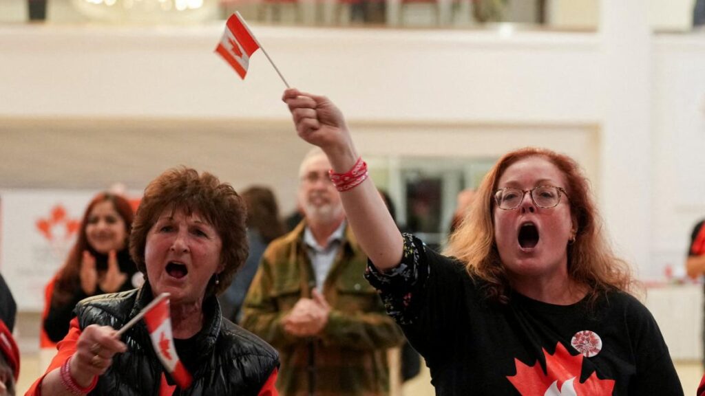 Partidarias de la unidad celebran el resultado del referendo en Alberta con banderas de Canadá