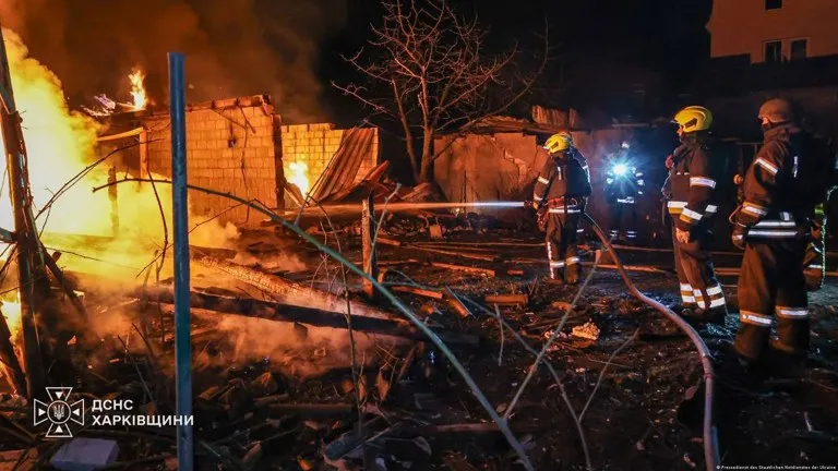 Refinería de Ufá y ataques energéticos: bomberos ucranianos apagan un incendio tras un ataque ruso con drones en Járkiv