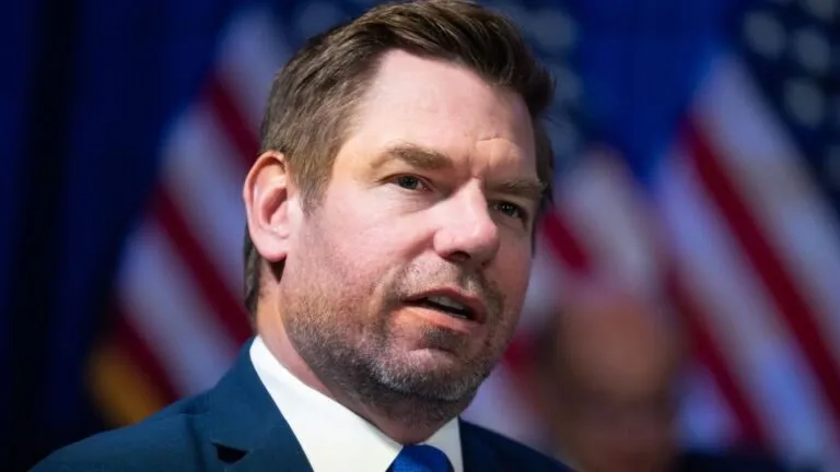 Registro del FBI en Beverly Hills: Eric Swalwell, el excongresista demócrata investigado por las autoridades federales