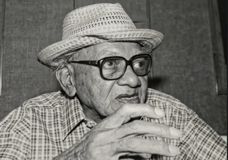 Régulo Díaz Kuruvinda: retrato en blanco y negro del pintor y cronista maracaibero con sombrero de paja y gafas en su vejez