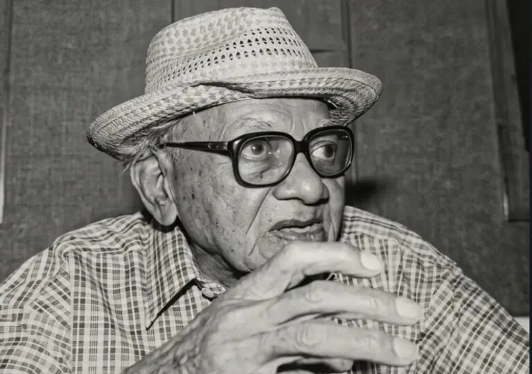 Régulo Díaz Kuruvinda: retrato en blanco y negro del pintor y cronista maracaibero con sombrero de paja y gafas en su vejez
