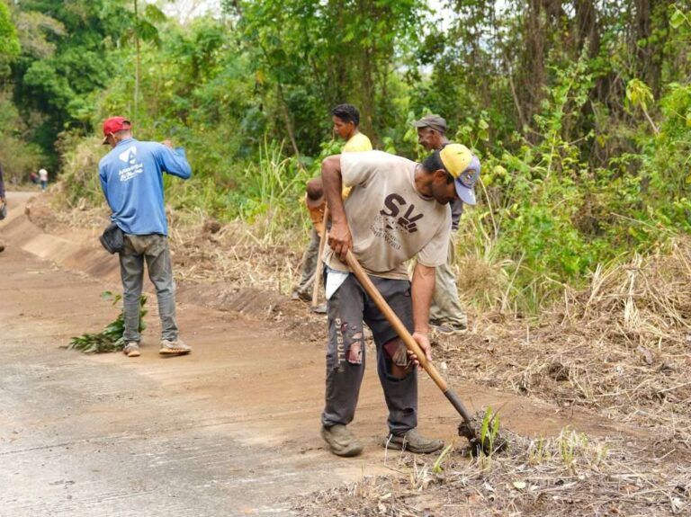 Obreros trabajan en la recuperación de vías agrícolas en Anzoátegui, en el eje del Turimiquire