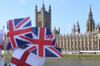 Viajar a Venezuela: banderas del Reino Unido frente al Parlamento británico en Londres
