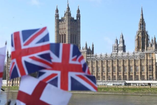 Viajar a Venezuela: banderas del Reino Unido frente al Parlamento británico en Londres