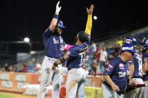 Renato Núñez, cuarto bate de los Navegantes del Magallanes, celebra con un compañero durante un juego de la LVBP: Renato Núñez lesión tobillo