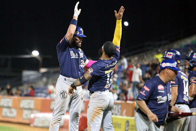 Renato Núñez, cuarto bate de los Navegantes del Magallanes, celebra con un compañero durante un juego de la LVBP: Renato Núñez lesión tobillo