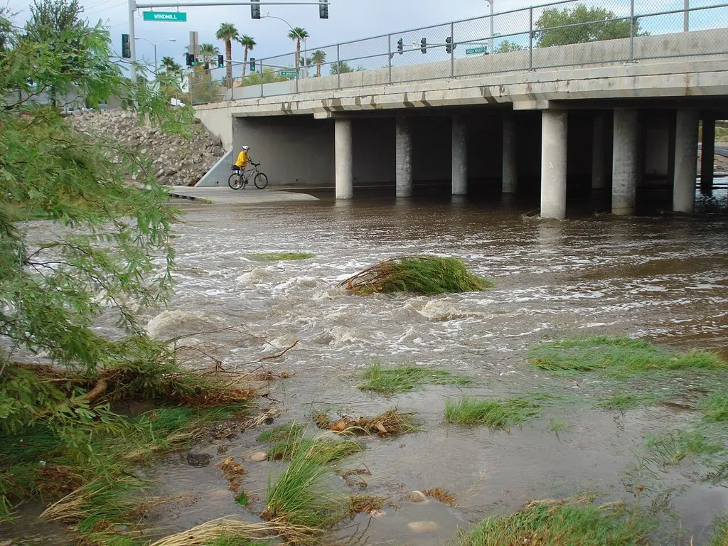 Cauce de drenaje crecido por las lluvias en Henderson, Nevada, escenario de los rescates en Henderson de este viernes