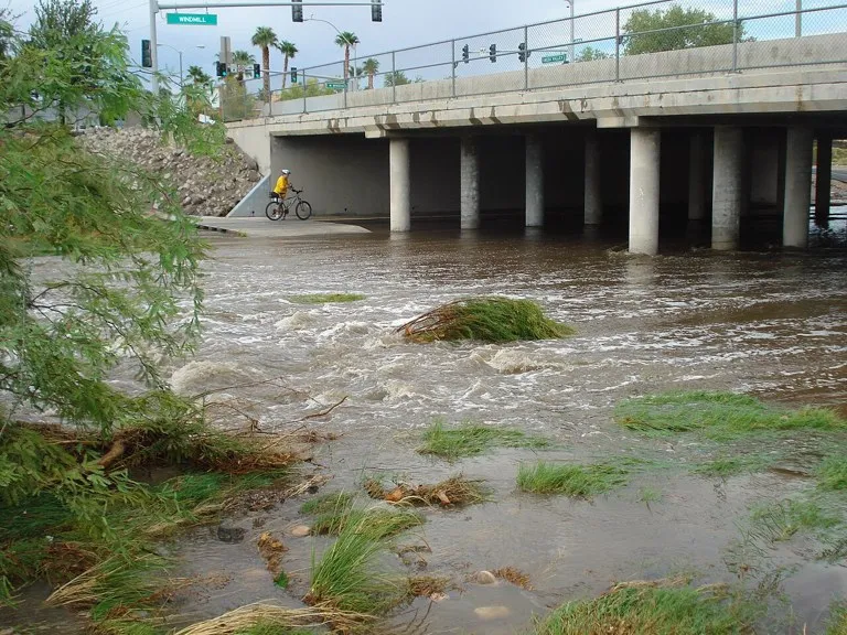 Cauce de drenaje crecido por las lluvias en Henderson, Nevada, escenario de los rescates en Henderson de este viernes