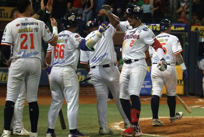 Resultados de la LVBP: jugadores de Caribes de Anzoátegui celebran en Puerto La Cruz