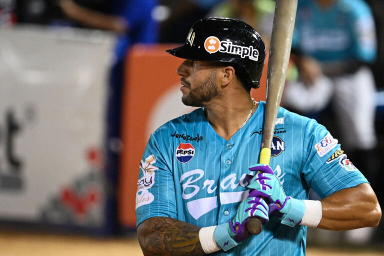 Resultados de la LVBP: David Peralta, de los Bravos de Margarita, con el bate en la mano en el juego ante las Águilas del Zulia en Maracaibo