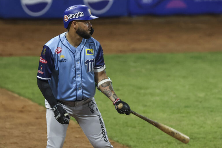 Resultados de la LVBP: Breyvic Valera, de los Navegantes del Magallanes, con el bate en la mano y el uniforme celeste de la nave turca