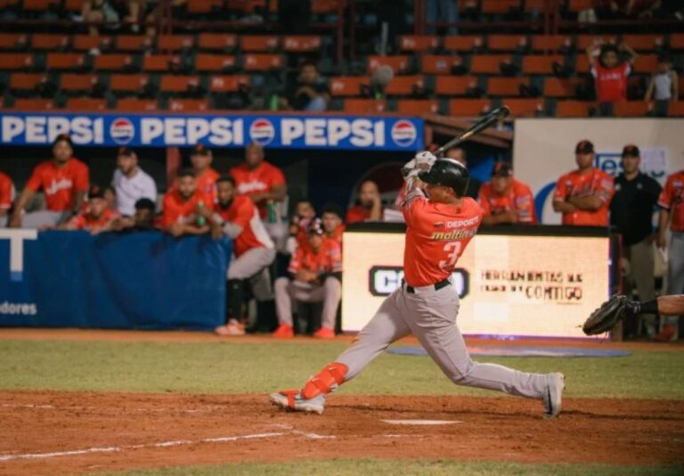 Resultados de la LVBP: un bateador de las Águilas del Zulia hace swing ante los Cardenales de Lara en el estadio Antonio Herrera Gutiérrez de Barquisimeto