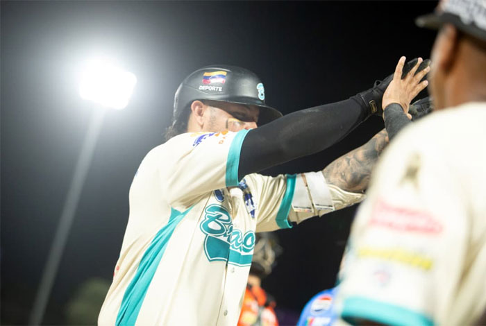 Resultados de la LVBP: Carlos Pérez, de Bravos de Margarita, celebra tras conectar un jonrón de dos carreras ante las Águilas del Zulia en el estadio Nueva Esparta