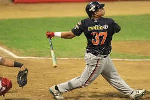 Resultados de la LVBP: bateador de Caribes de Anzoátegui, líder de la liga, en acción durante la temporada