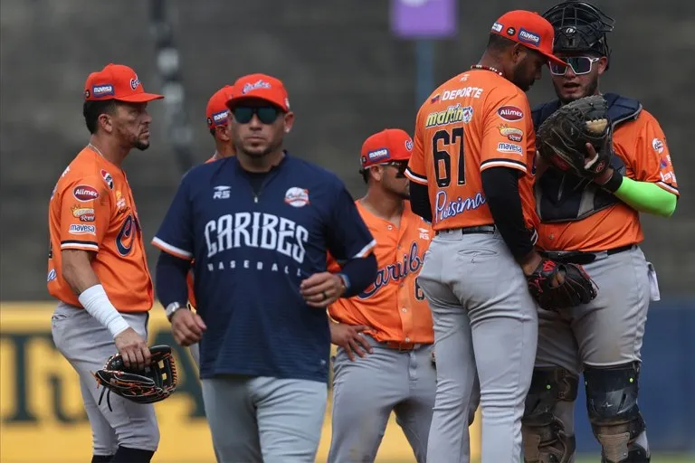 Resultados de la LVBP: jugadores de Caribes de Anzoátegui, líderes de la liga, reunidos en el terreno durante la temporada