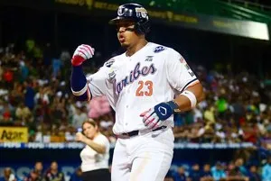 Resultados de la LVBP: Romer Cuadrado, de Caribes de Anzoátegui, celebra con el puño en alto durante la victoria de la tribu
