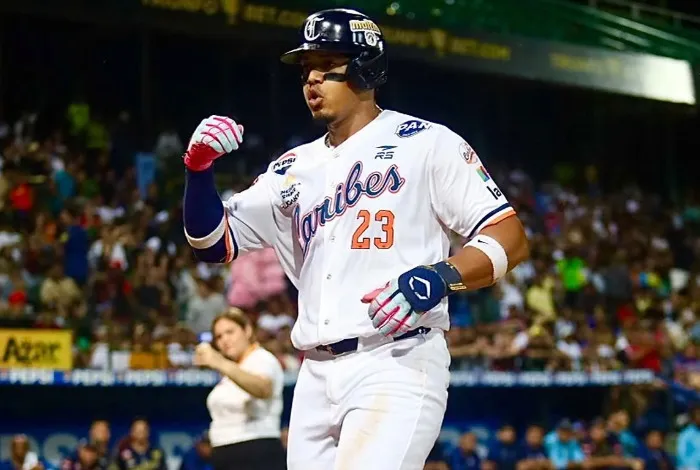 Resultados de la LVBP: Romer Cuadrado, de Caribes de Anzoátegui, celebra con el puño en alto durante la victoria de la tribu