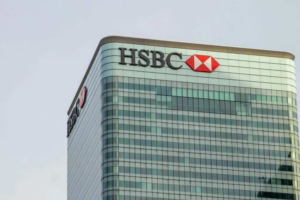 resultados de HSBC: torre del banco en Londres con su logo