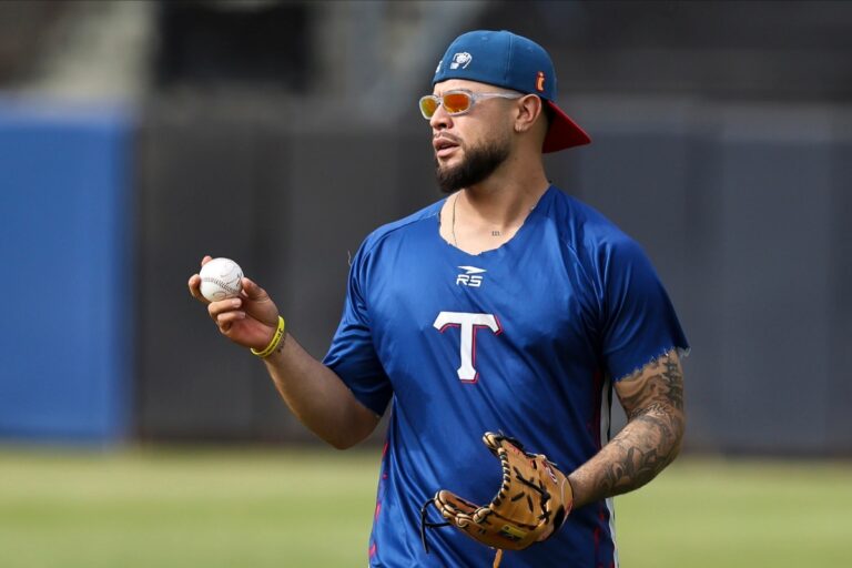 Resultados de la LVBP: Rafael Marchán, receptor de Tiburones de La Guaira, sostiene una pelota en la mano en la jornada en que su equipo venció 8-6 a los Navegantes del Magallanes