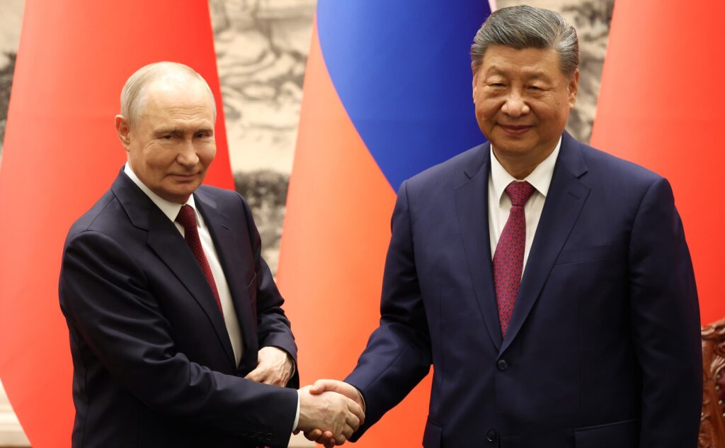 Reunión de Putin con Trump y Xi: Vladímir Putin y Xi Jinping se dan la mano en Pekín, en mayo de 2026, ante las banderas de Rusia y China