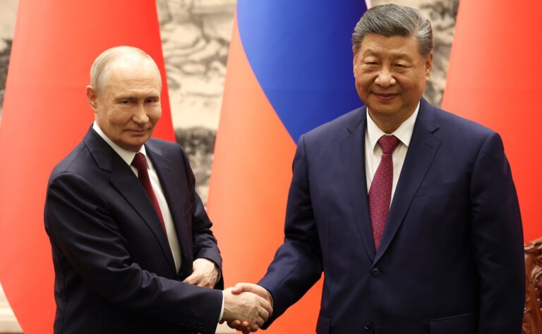 Reunión de Putin con Trump y Xi: Vladímir Putin y Xi Jinping se dan la mano en Pekín, en mayo de 2026, ante las banderas de Rusia y China