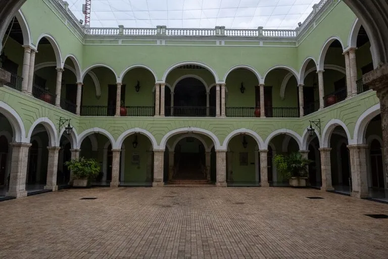Richard Panas detenido en Mérida: patio del Palacio de Gobierno del Estado de Yucatán, en la capital yucateca
