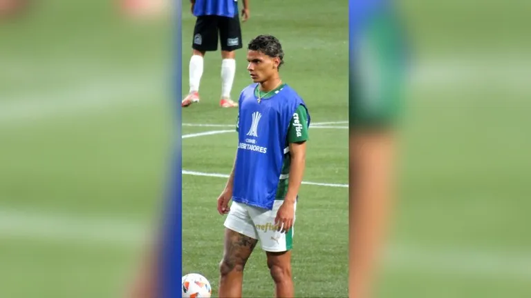 Richard Ríos lesionado con el Al Ittihad, volante colombiano durante un partido con Palmeiras