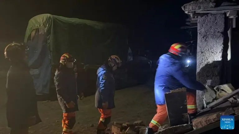 Bomberos inspeccionan una vivienda dañada por el terremoto en Baqing, Nagqu, con riesgo geológico en el Tíbet