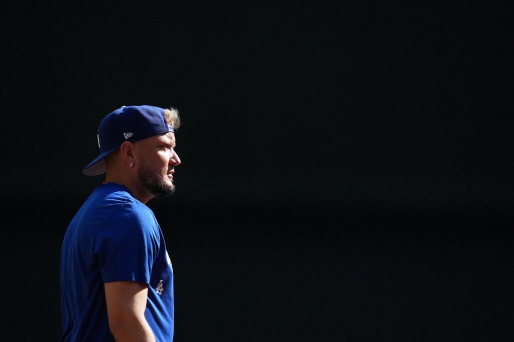 Miguel Rojas de perfil con camiseta y gorra de los Dodgers antes del retiro Miguel Rojas de MLB