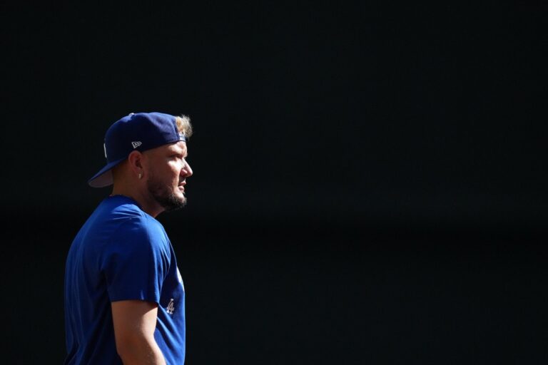 Miguel Rojas de perfil con camiseta y gorra de los Dodgers antes del retiro Miguel Rojas de MLB